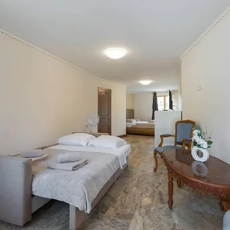 Bastide Saint Louis/ 8 Chambres *